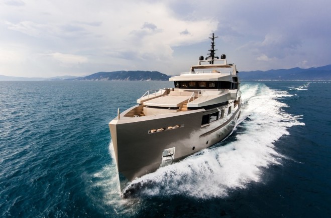 40-метровая моторная яхта GIRAUD производства Адмирал теперь доступна в аренду исключительно в компании Bluewater